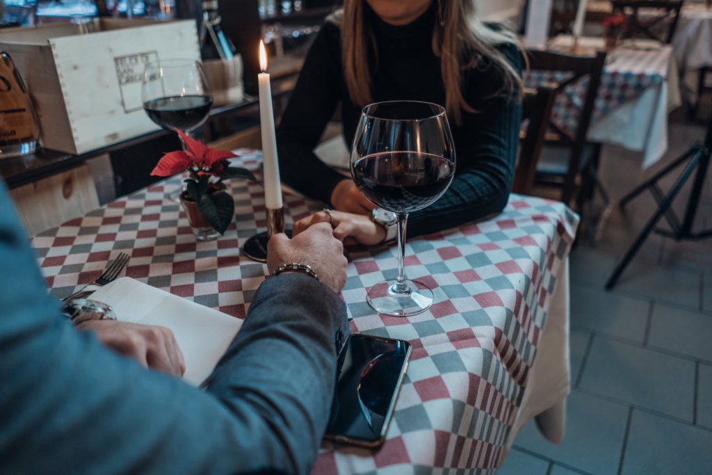 man-and-woman-at-dinner-date